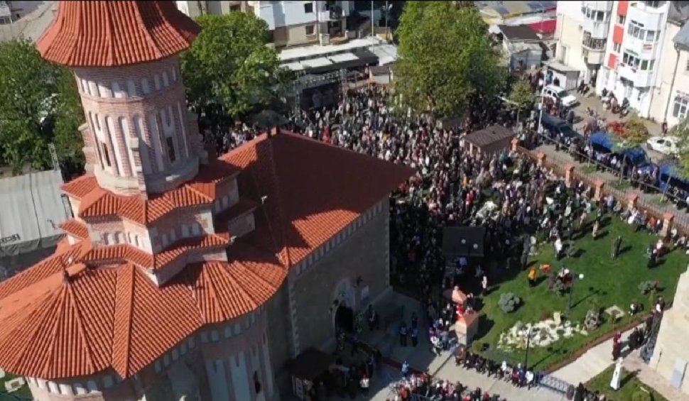Sute de enoriași, prezenți la sfințirea Bisericii Sfântul Gheorghe din Botoșani. Lăcașul este inclus pe lista monumentelor istorice din județ