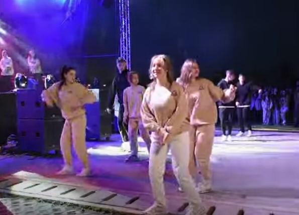 Alexia, tânăra cu mâinile replantate de medici, a urcat din nou pe scenă la un festival din Botoşani 830251