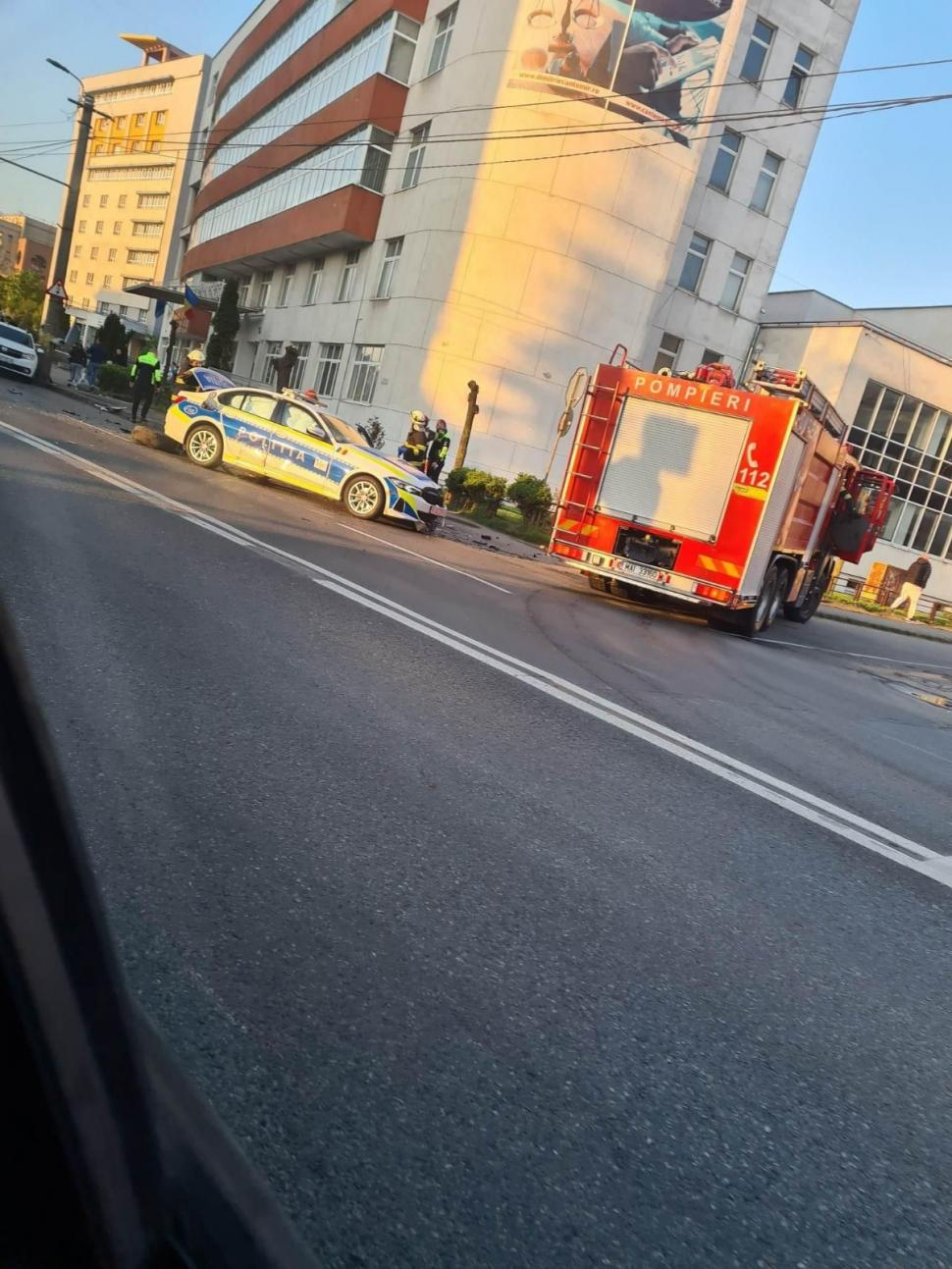 Carambol cu o autospecială a Poliției și alte trei mașini, în Cluj-Napoca: Șase răniți, printre care și doi polițiști 830155