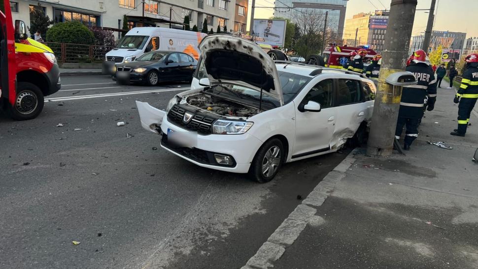 Carambol cu o autospecială a Poliției și alte trei mașini, în Cluj-Napoca: Șase răniți, printre care și doi polițiști 830156