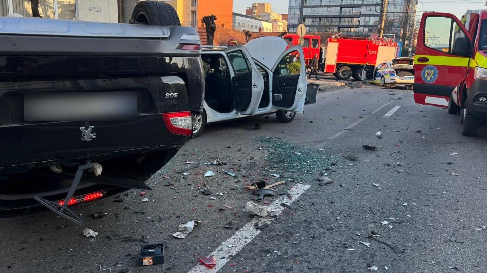 Carambol cu o autospecială a Poliției și alte trei mașini, în Cluj-Napoca: Șase răniți, printre care și doi polițiști 830158