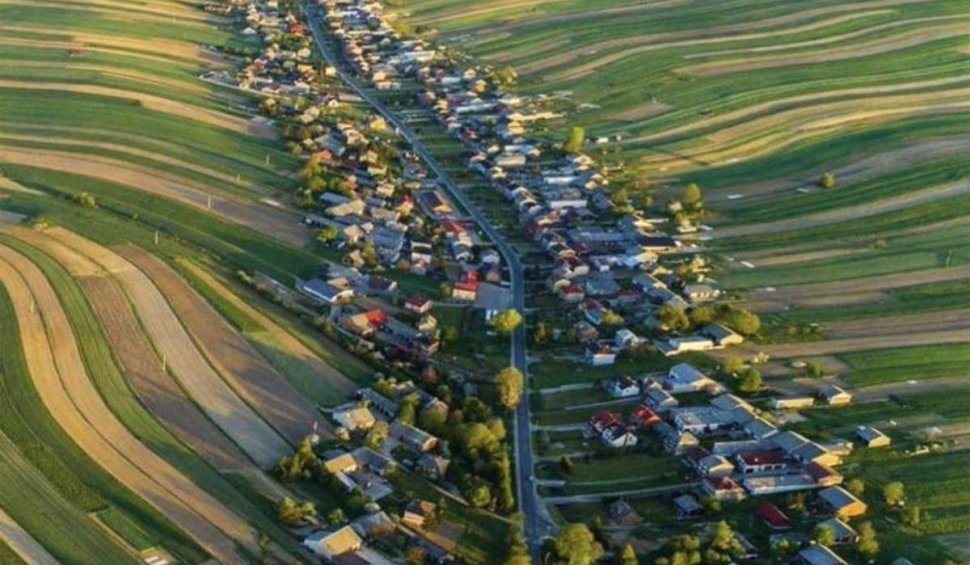 Satul în care toți locuitorii sunt vecini. Cei 6.000 de oameni stau pe aceeași stradă