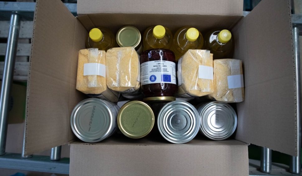 Ajutoare alimentare oferite de UE, ridicate de oameni cu mașini de lux, la Bacău. Unii dintre ei au aruncat din produse