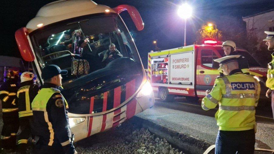 Un autocar cu 55 de pelerini a derapat pe o stradă din Alba 830464