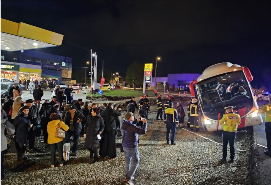 Un autocar cu 55 de pelerini a derapat pe o stradă din Alba 830467