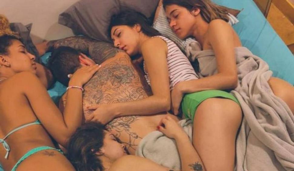 Câți bani a dat un bărbat pe patul în care doarme alături de cele șase soții ale sale 830408