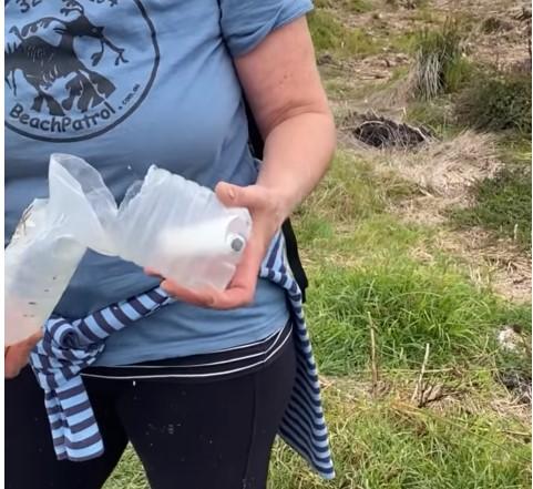 Mesajul unui copil de 8 ani, ascuns într-o sticlă a fost găsit după 10 ani, pe o plajă din Australia. Ce scria pe el 830478