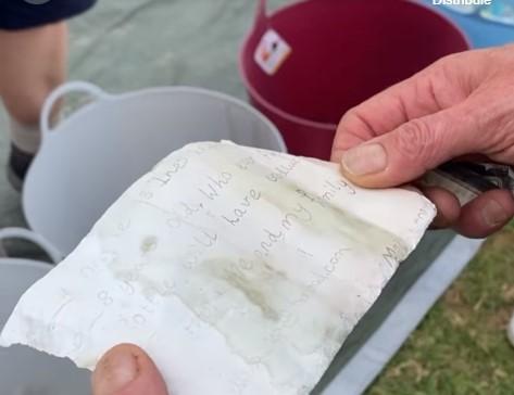 Mesajul unui copil de 8 ani, ascuns într-o sticlă a fost găsit după 10 ani, pe o plajă din Australia. Ce scria pe el 830479