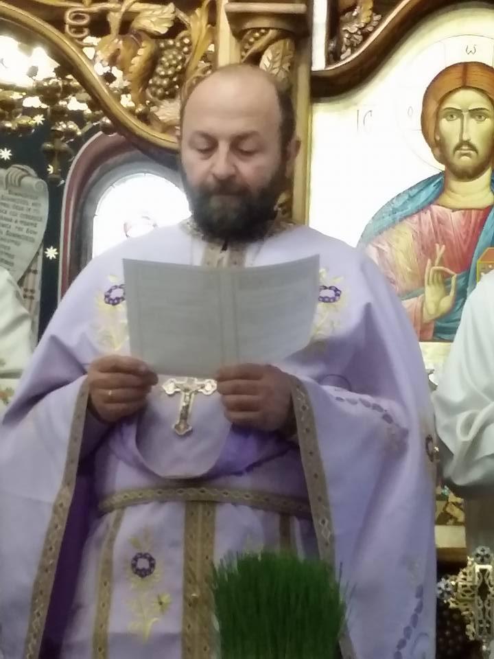 "Dumnezeu m-a pus să stau în genunchi lângă om şi să îl fac sănătos" | Povestea unui preot din Suceava care a devenit kinetoterapeut în timpul liber 830419