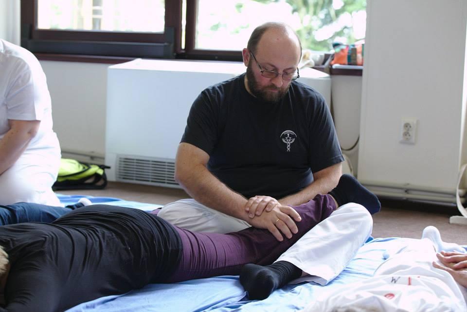 "Dumnezeu m-a pus să stau în genunchi lângă om şi să îl fac sănătos" | Povestea unui preot din Suceava care a devenit kinetoterapeut în timpul liber 830420