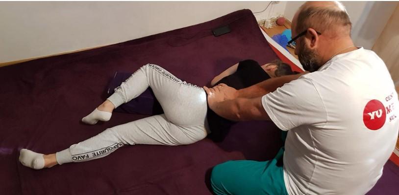 "Dumnezeu m-a pus să stau în genunchi lângă om şi să îl fac sănătos" | Povestea unui preot din Suceava care a devenit kinetoterapeut în timpul liber 830422