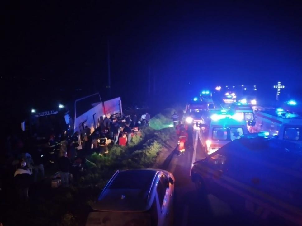 Planul roșu de intervenție a fost declanșat! Un autocar în care se aflau 44 de pasageri a derapat 830507