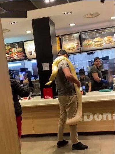 Un bărbat a intrat cu un şarpe uriaş la gât, într-un fast-food din România 830498