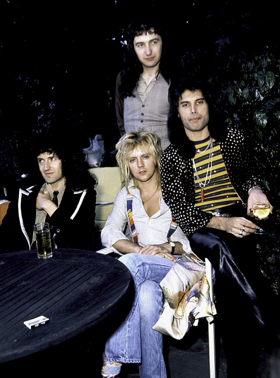 Colecția lui Freddie Mercury, scoasă la licitație la Londra | Cu cât se vinde pieptănul pentru mustață al regretatului artist 830585