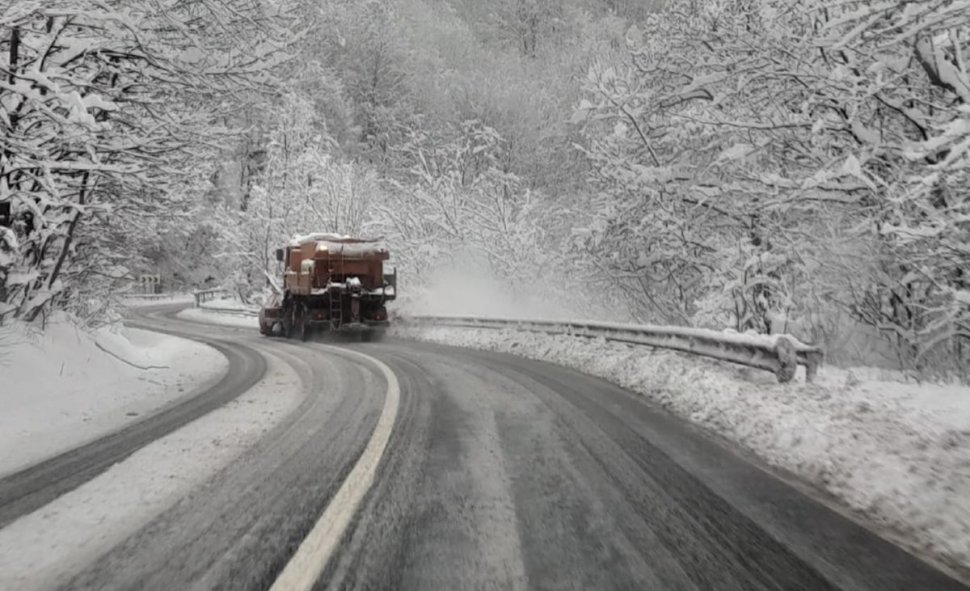 Drumuri înzăpezite în România. A nins ca în plină iarnă în centrul ţării