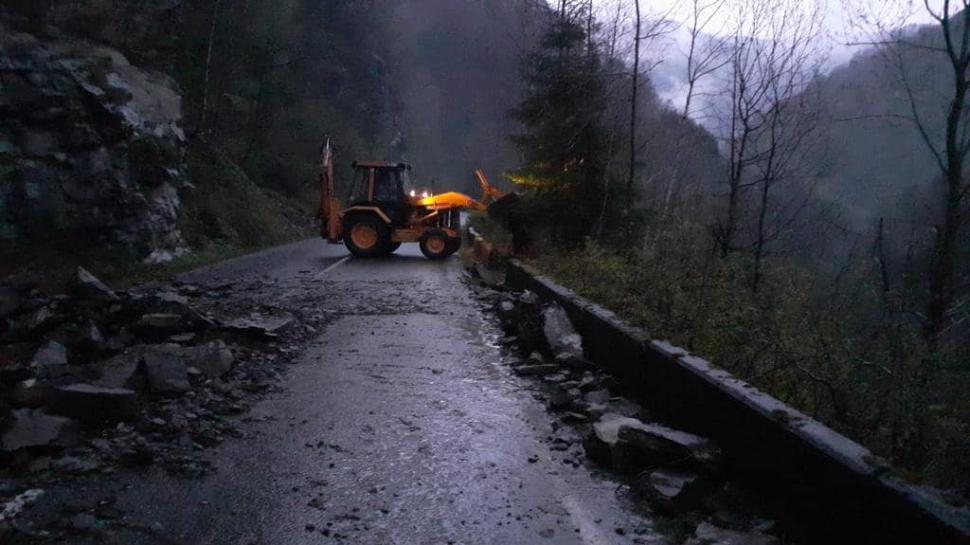 Trafic blocat pe DN 67C, în judeţul Alba. Sunt căderi masive de pietre de pe versanţi 830702