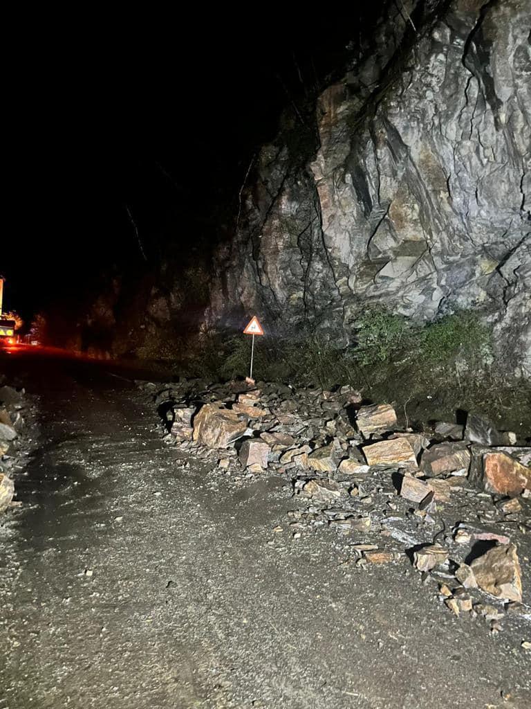 Trafic blocat pe DN 67C, în judeţul Alba. Sunt căderi masive de pietre de pe versanţi 830704