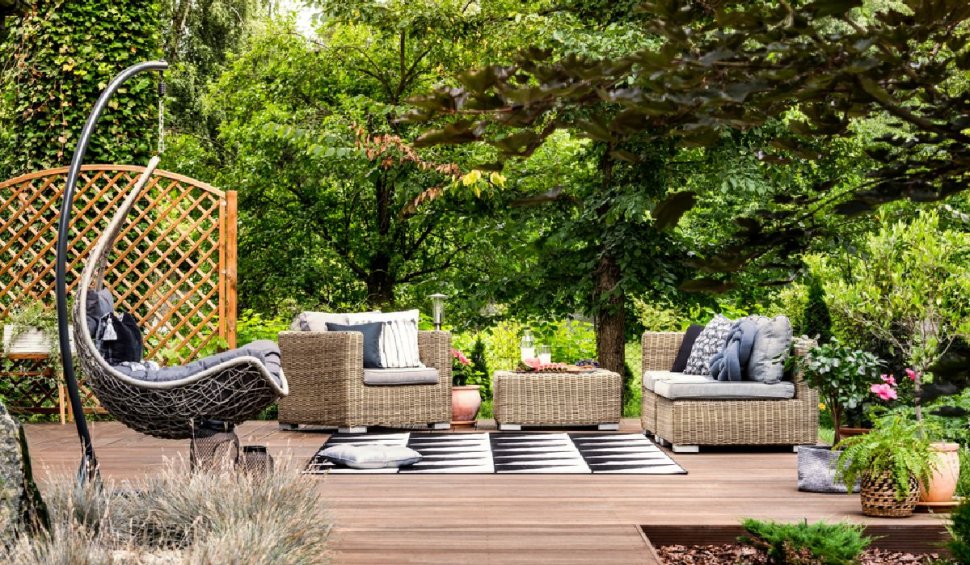 Amenajează-ți grădina cu stil: o bancă grădină și un balansoar pot crea un spațiu perfect de relaxare
