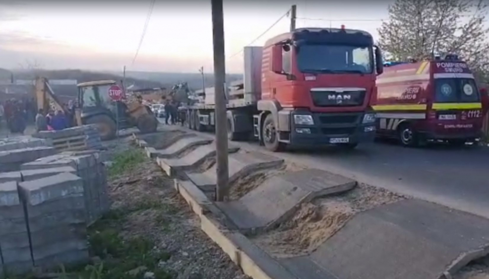 Doi muncitori au murit striviţi de un stâlp, pe un şantier din Bacău