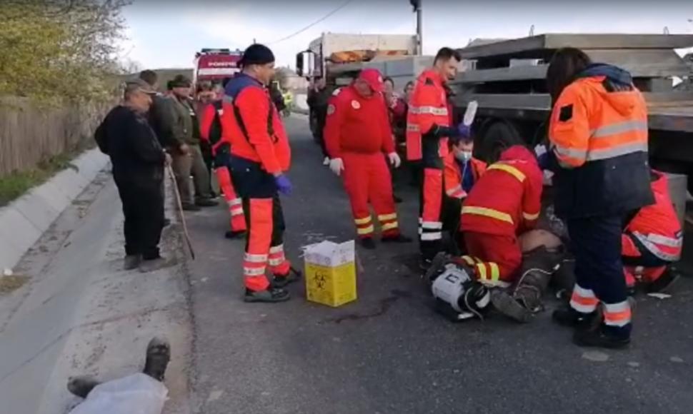 Doi muncitori au murit striviţi de un stâlp, pe un şantier din Bacău 830886