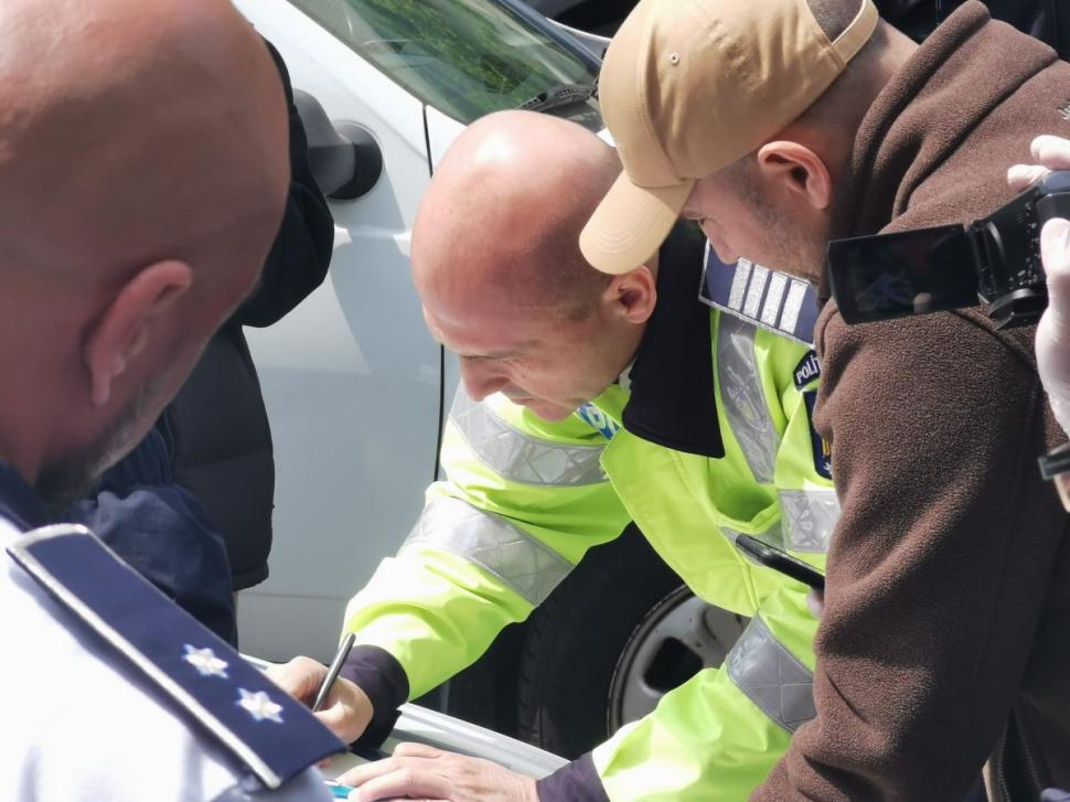 Doi polițiști săltați de procurorii DNA, în București! Momentul în care autospeciala lor este percheziționată  830787