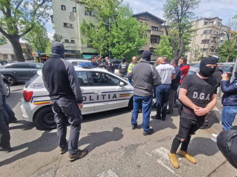 Doi polițiști săltați de procurorii DNA, în București! Momentul în care autospeciala lor este percheziționată  830788