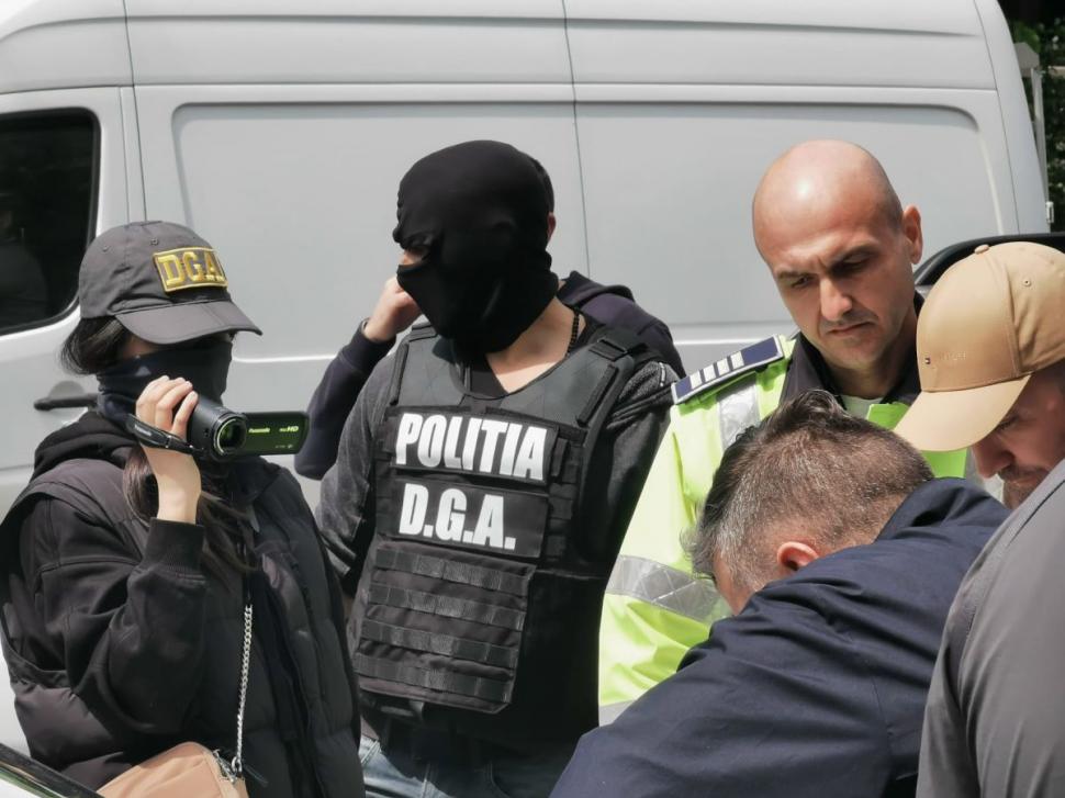 Doi polițiști săltați de procurorii DNA, în București! Momentul în care autospeciala lor este percheziționată  830789
