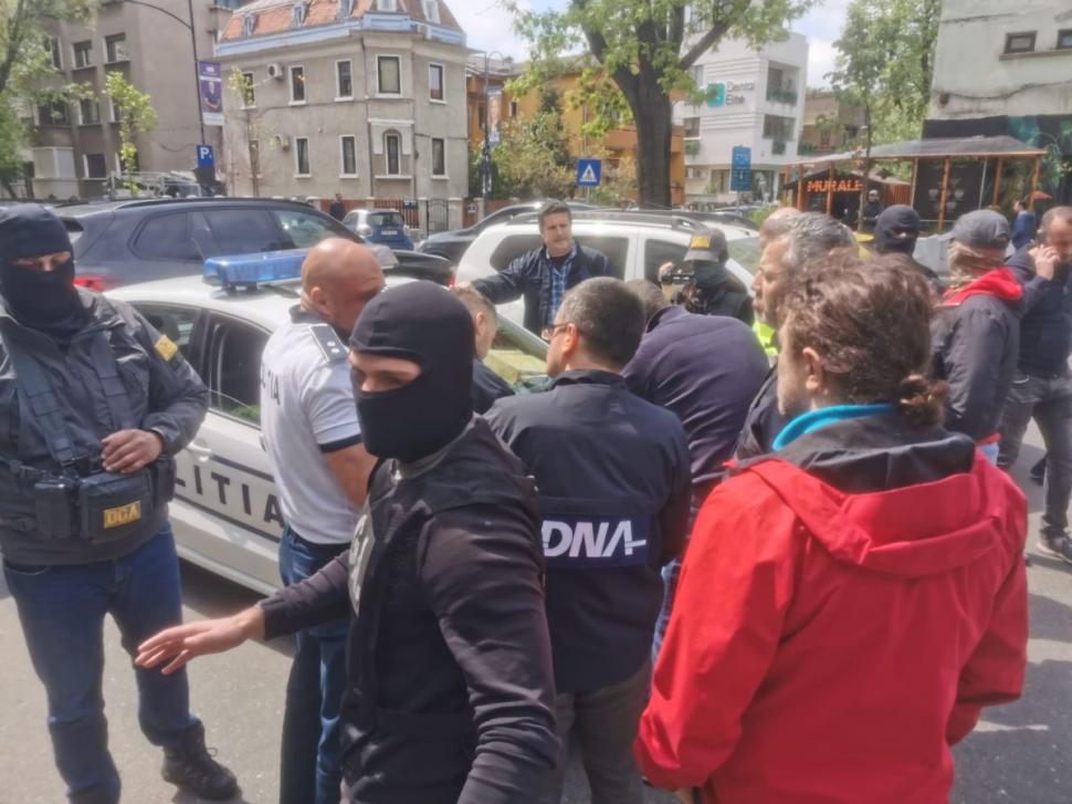 Doi polițiști săltați de procurorii DNA, în București! Momentul în care autospeciala lor este percheziționată  830790