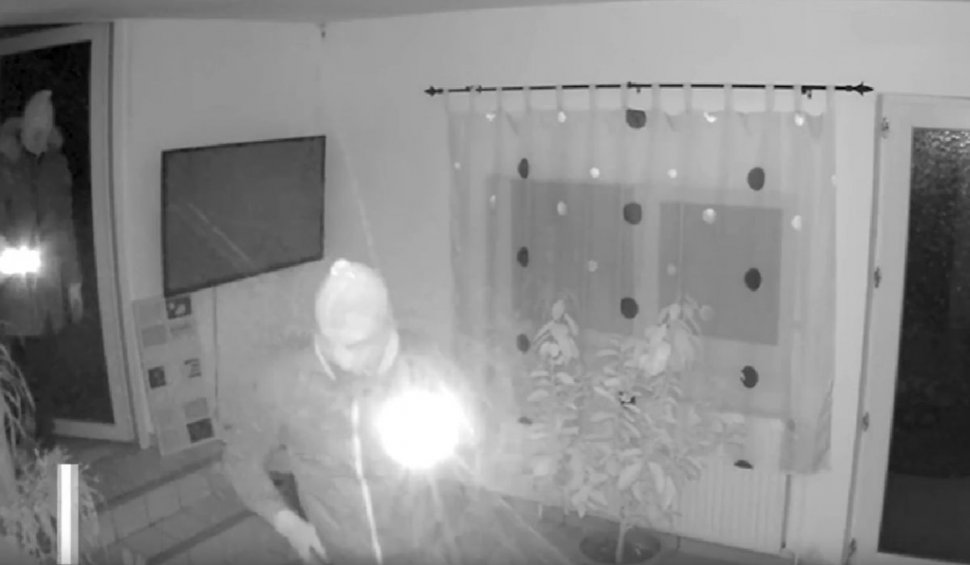 Doi bărbaţi cu cagule au fost filmaţi când au intrat în casă peste o pensionară şi au furat o sticlă de suc, în Devesel