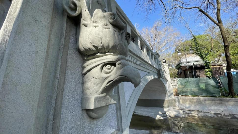 Primele imagini cu podul reabilitat din Parcul Cișmigiu. Nicușor Dan: "Reprezenta un real pericol pentru vizitatori" 831071