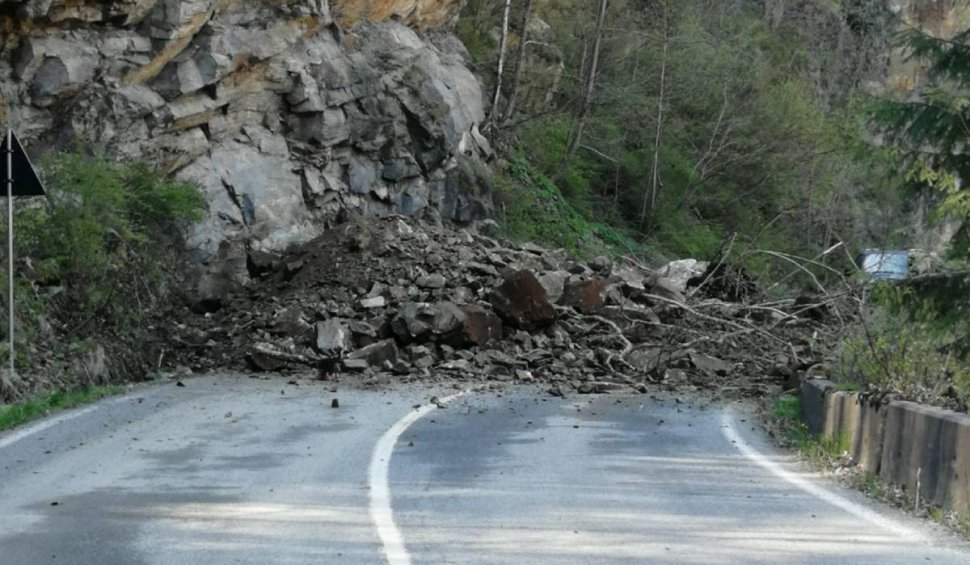 Trafic blocat Transalpina: Căderi de pietre în zona Lacului Tău Bistra