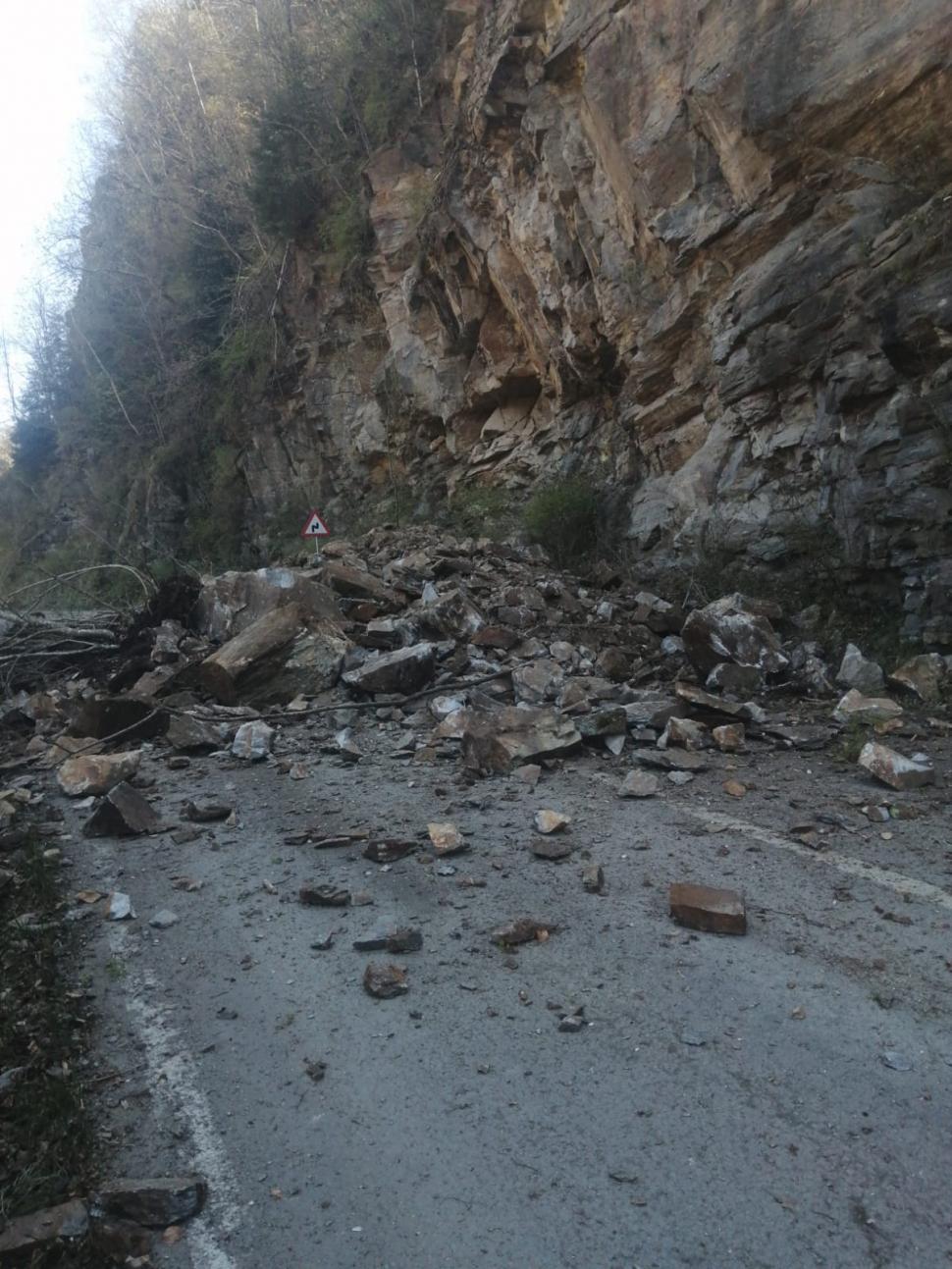 Trafic blocat Transalpina: Căderi de pietre în zona Lacului Tău Bistra 831049