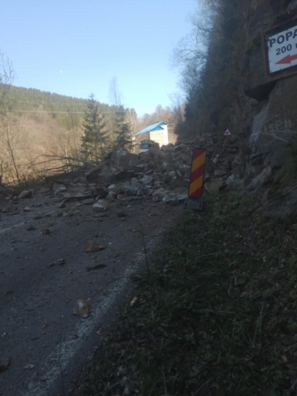 Trafic blocat Transalpina: Căderi de pietre în zona Lacului Tău Bistra 831051