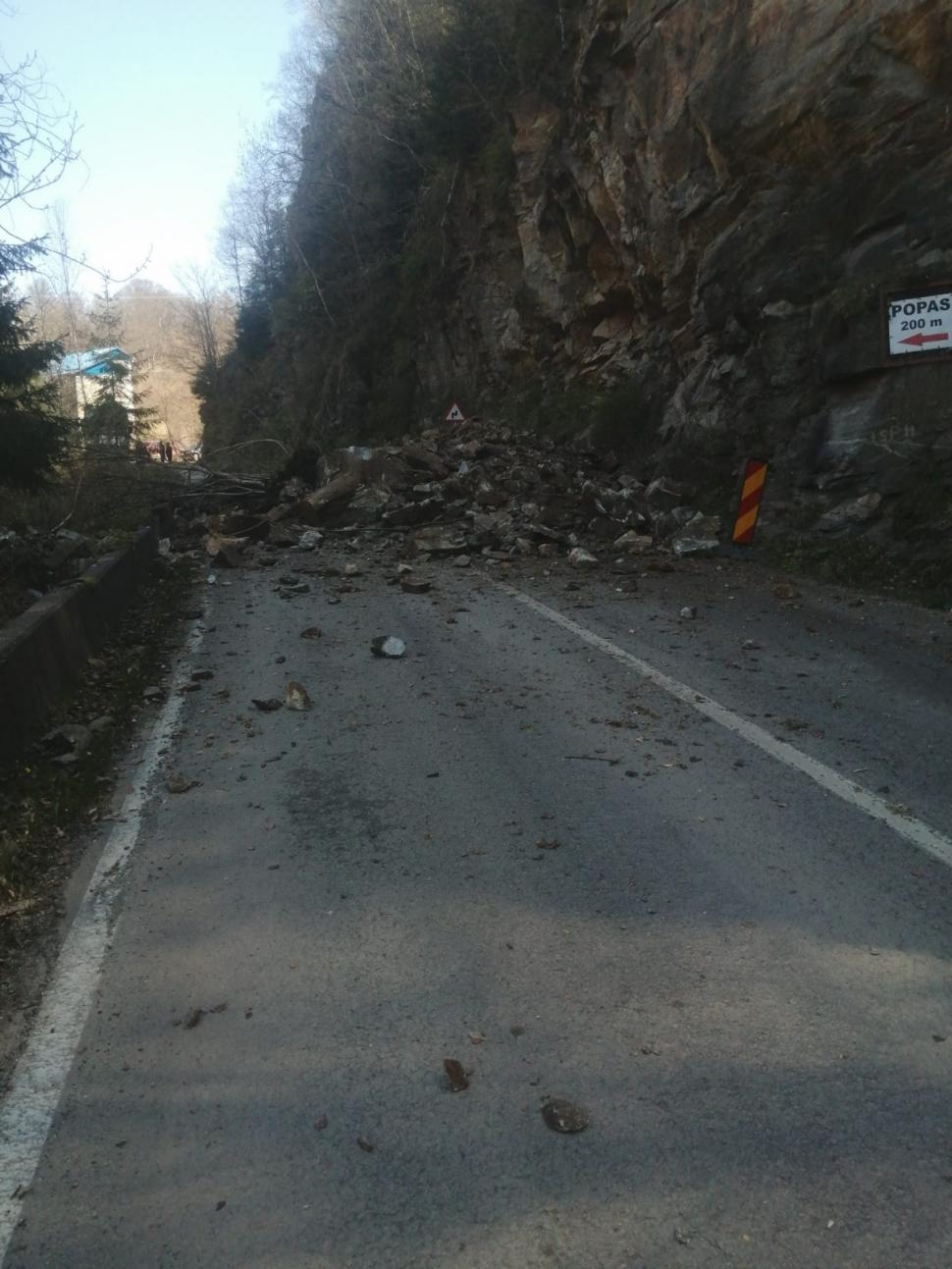 Trafic blocat Transalpina: Căderi de pietre în zona Lacului Tău Bistra 831052