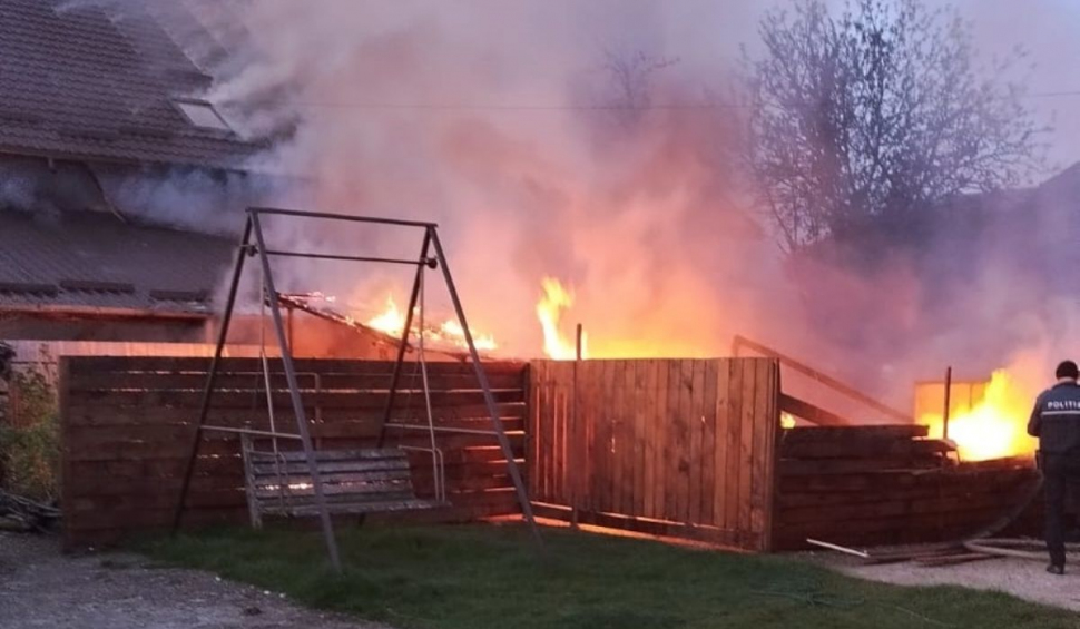 Incendiu uriaş la o casă parohială din satul Cut, judeţul Neamţ. Zeci de pompieri s-au luptat şapte ore cu flăcările
