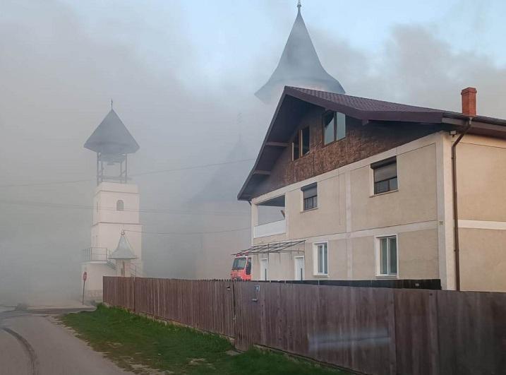 Incendiu uriaş la o casă parohială din satul Cut, judeţul Neamţ. Zeci de pompieri s-au luptat şapte ore cu flăcările 831172