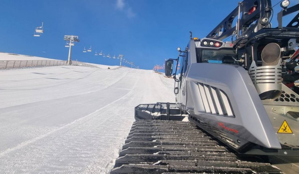 Minivacanța de 1 Mai aduce condiții excelente pentru schi în Sinaia. Ce mai pot face turiștii la munte în acest weekend