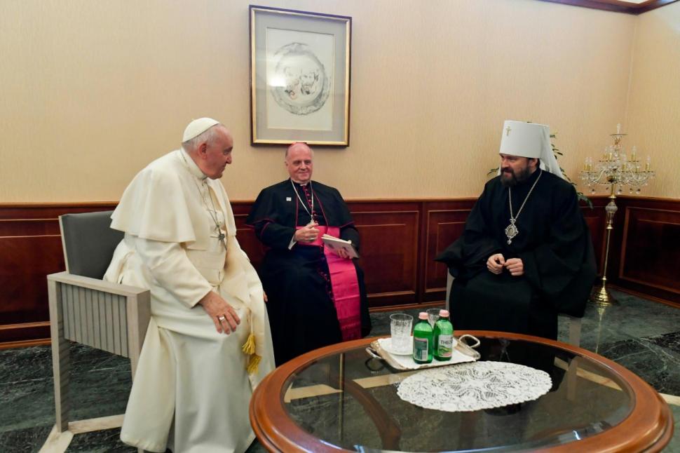 Papa Francisc a venit în scaun cu rotile la întâlnirea cu refugiații ucraineni și migranții din Budapesta 831163