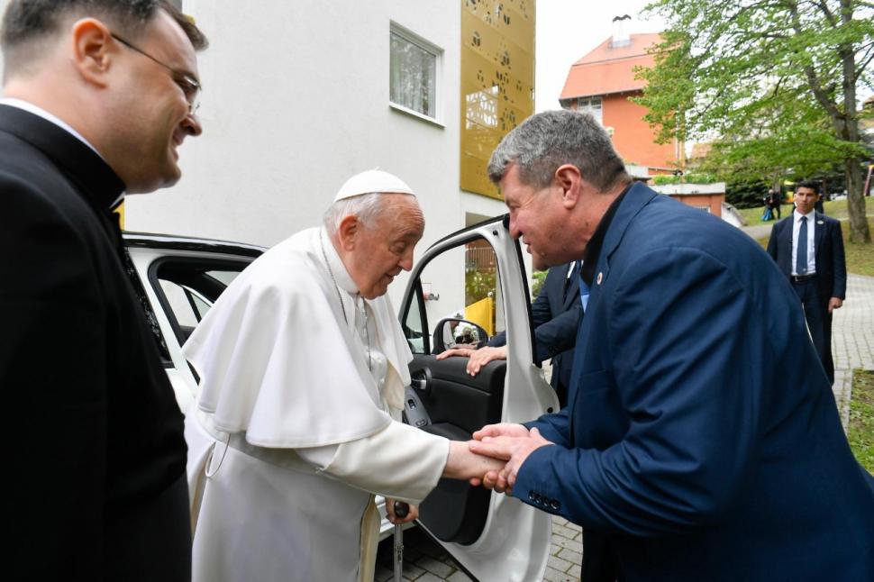 Papa Francisc a venit în scaun cu rotile la întâlnirea cu refugiații ucraineni și migranții din Budapesta 831165