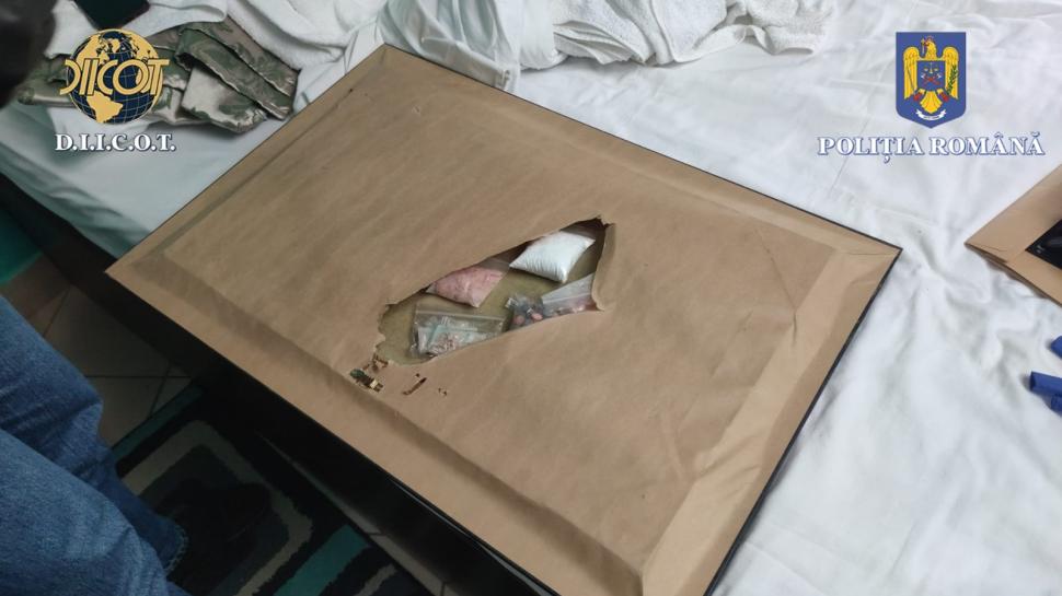 Rețea internațională de traficanți de droguri, capturată în Mamaia | Comprimate de ecstasy și cocaină roz, ascunse în tablouri 831129