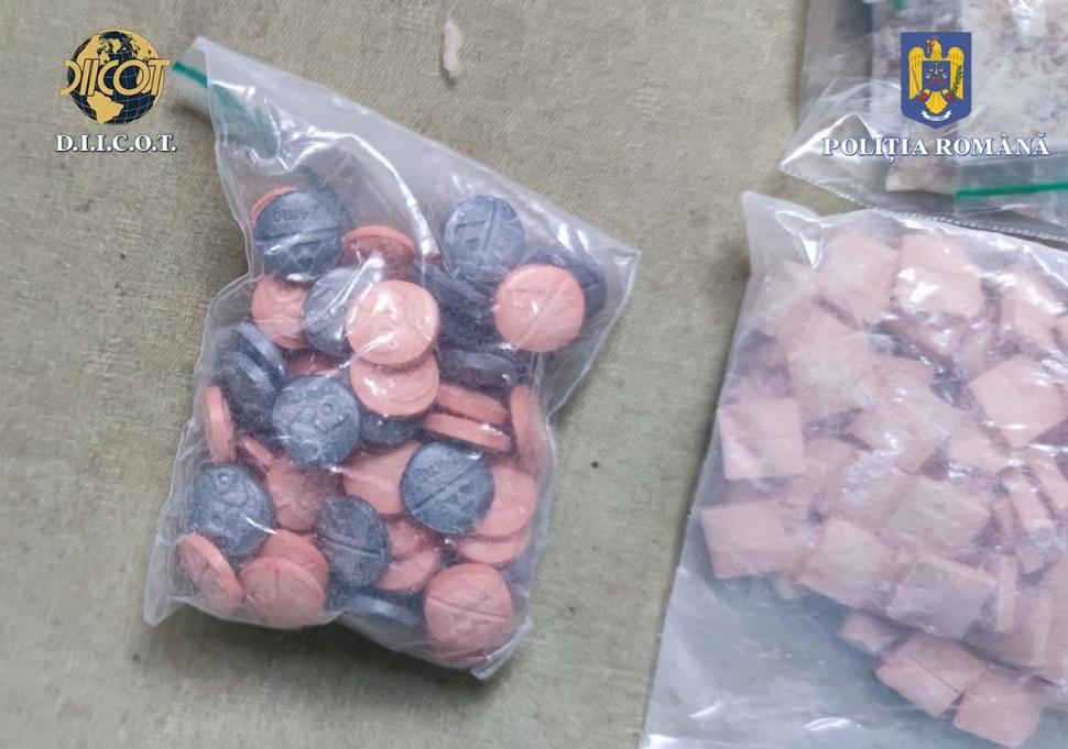 Rețea internațională de traficanți de droguri, capturată în Mamaia | Comprimate de ecstasy și cocaină roz, ascunse în tablouri 831130