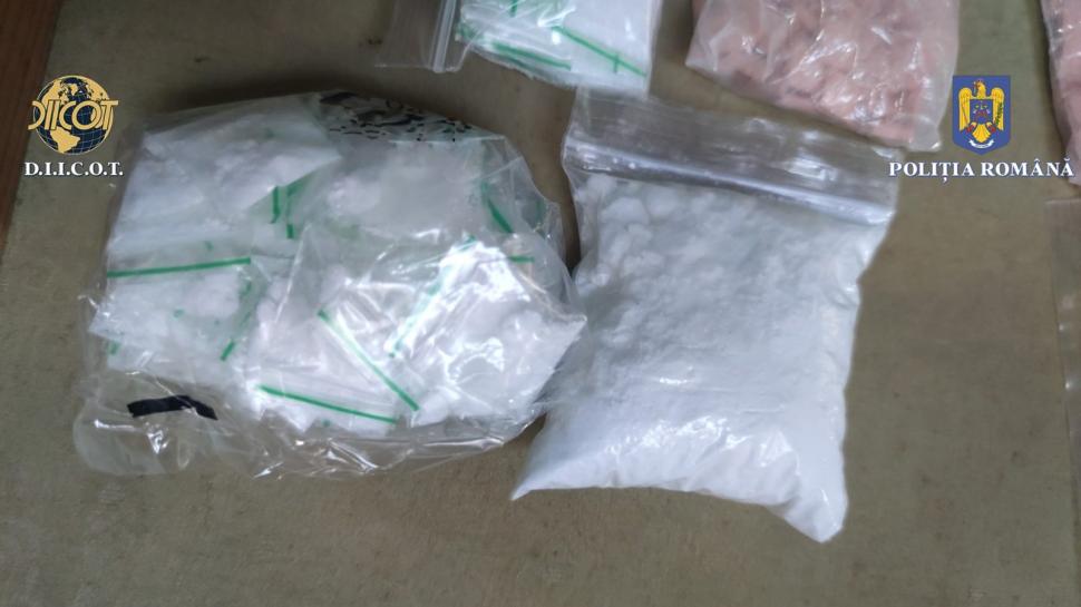Rețea internațională de traficanți de droguri, capturată în Mamaia | Comprimate de ecstasy și cocaină roz, ascunse în tablouri 831132