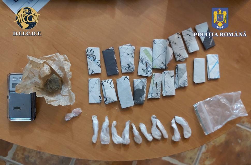 Rețea internațională de traficanți de droguri, capturată în Mamaia | Comprimate de ecstasy și cocaină roz, ascunse în tablouri 831134