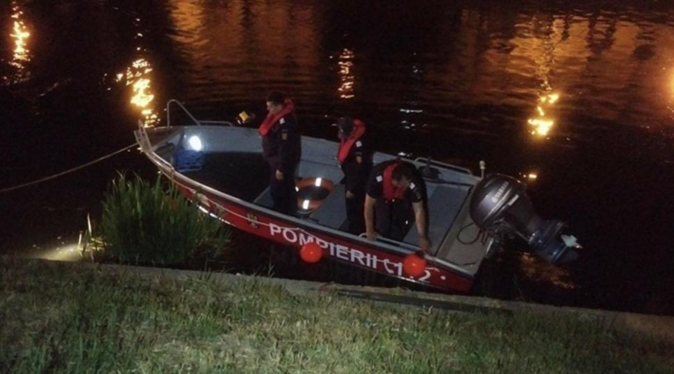 Barcă cu 12 oameni, printre care şi copii, răsturnată în râul Mureş. Căutări disperate în zona Periam Port din Timiş 831329