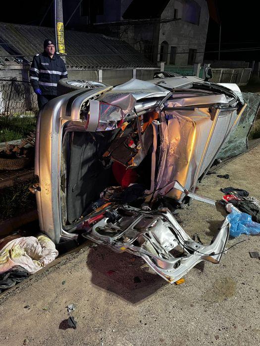 Doi tineri de 15 şi 21 de ani au murit pe loc într-un cumplit accident în satul Şcheia din Iaşi, după ce au furat o maşină 831245