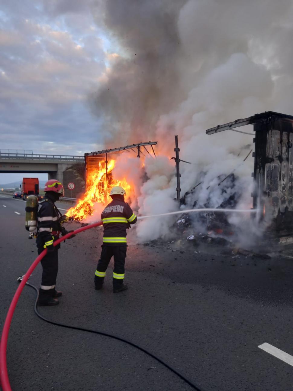 Incendiu pe autostrada Sebeş-Turda | Un TIR încărcat cu textile a ars ca o torţă 831227