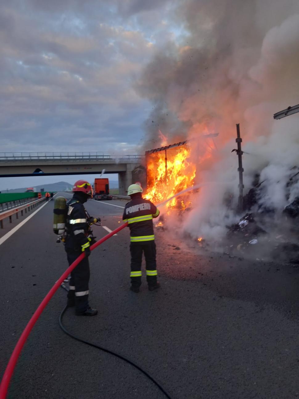 Incendiu pe autostrada Sebeş-Turda | Un TIR încărcat cu textile a ars ca o torţă 831228