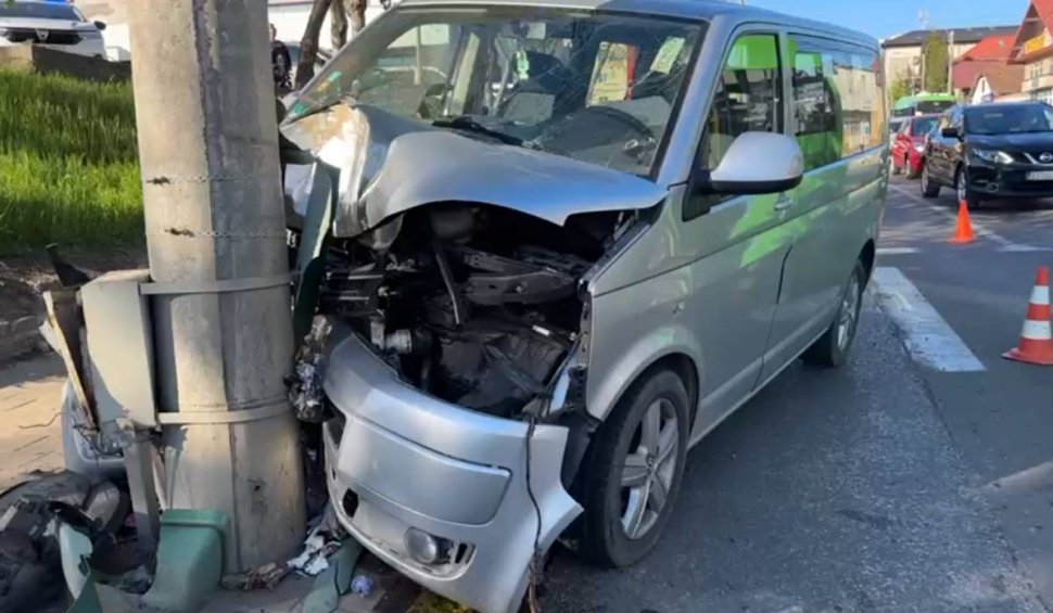 Patru copii și o femeie, răniți după ce un microbuz a intrat într-un stâlp, în Suceava