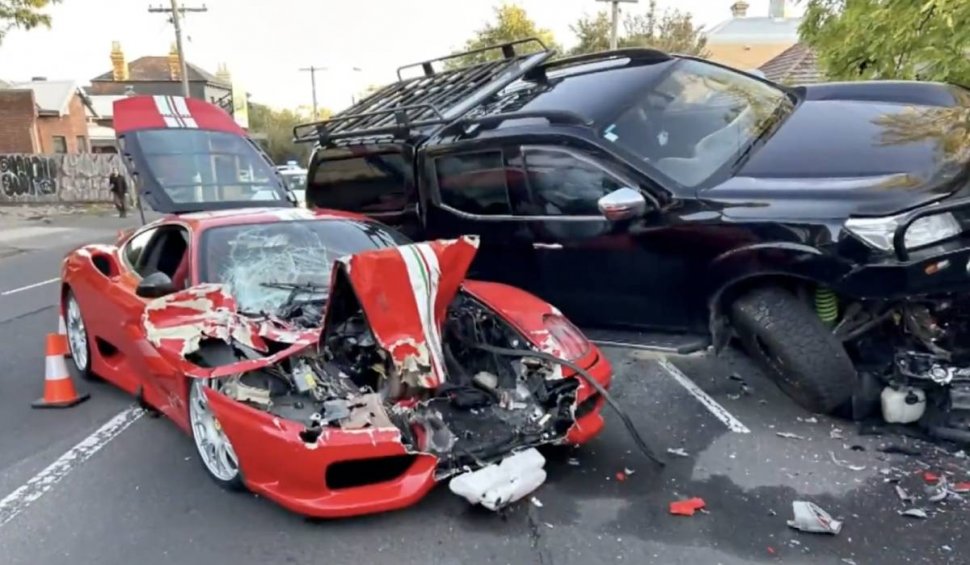 Momentul în care un Ferrari în valoare de 600.000 de euro intră violent într-o mașină, care circula regulamentar