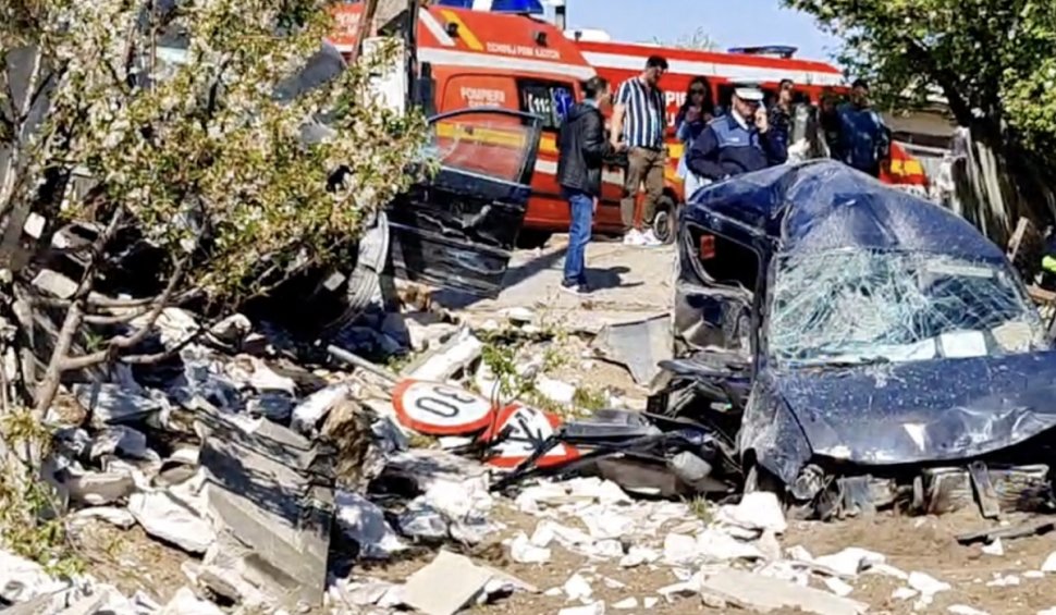 Un bărbat și o femeie au murit, după un accident grav cu șase victime, între două mașini și un TIR cu cereale, în Constanța